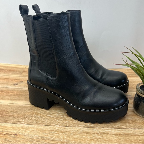 Vince Camuto Madisha Chelsea Boot Sz 8 